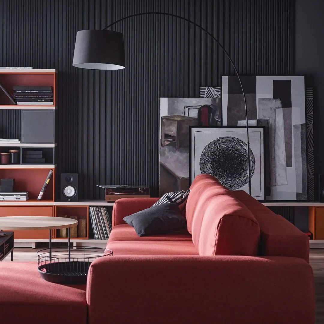 Czerwona sofa w nowoczesnym, ciemnym wnętrzu 